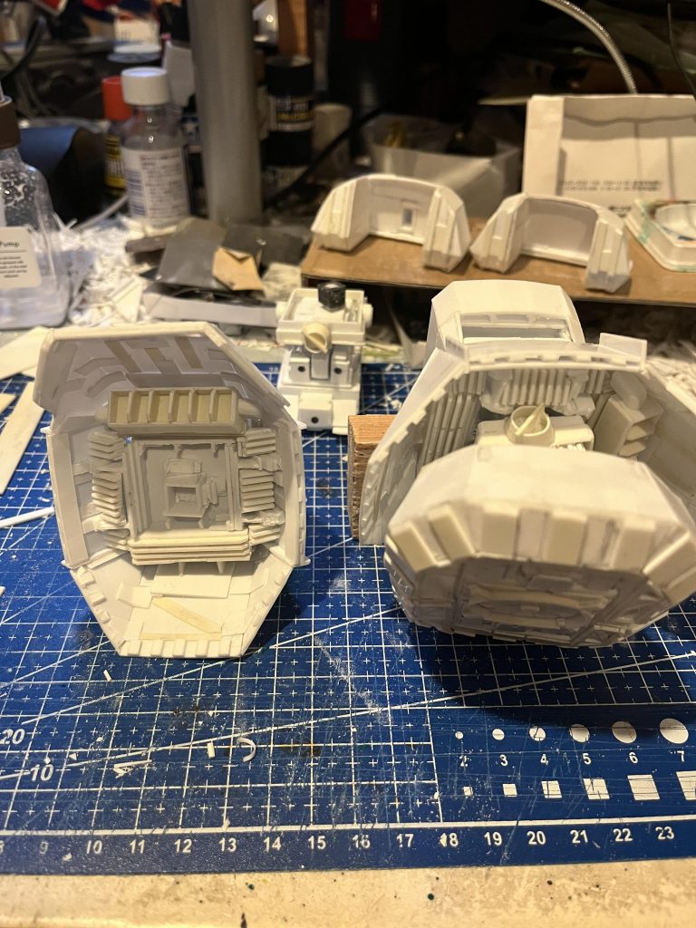 下半身の内側のディテールですが、プラ板の重ね合わせで表現しています。