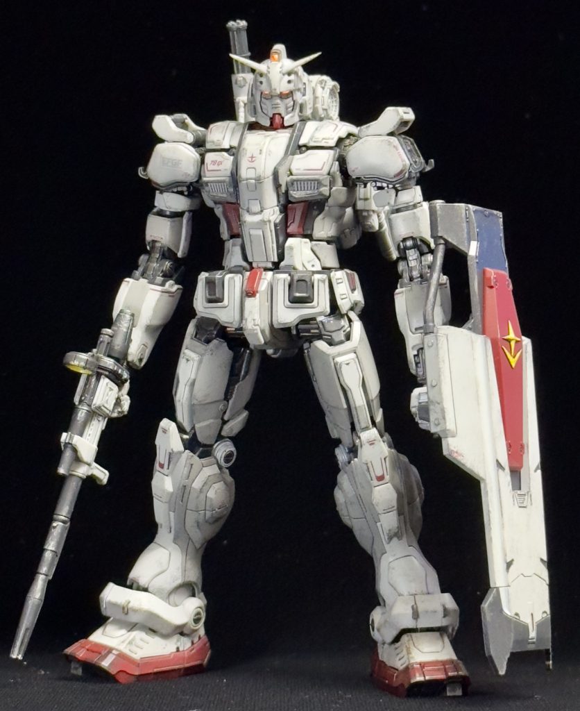 新たなRX-78族劇中での活躍と全身骸骨かのような印象を受けるデザインでまさに「白い悪魔」を体現したような機体になっています。頭部センサーが発光していますが電飾ではなく、蛍光レッドを使っています。劇中の不気味さの演出に一役買っていたセンサーの鈍い発光をどうしても再現したかったのですが、上手くいってくれてとても満足しました。今回は手の形状と接続軸が独自規格だったので、いつもの三角屋さんのハンドパーツは使えませんでした。まぁどちらの手も常に何かを握っているのでいつものHGハンドパーツより目立ってなくて問題ないのですが。