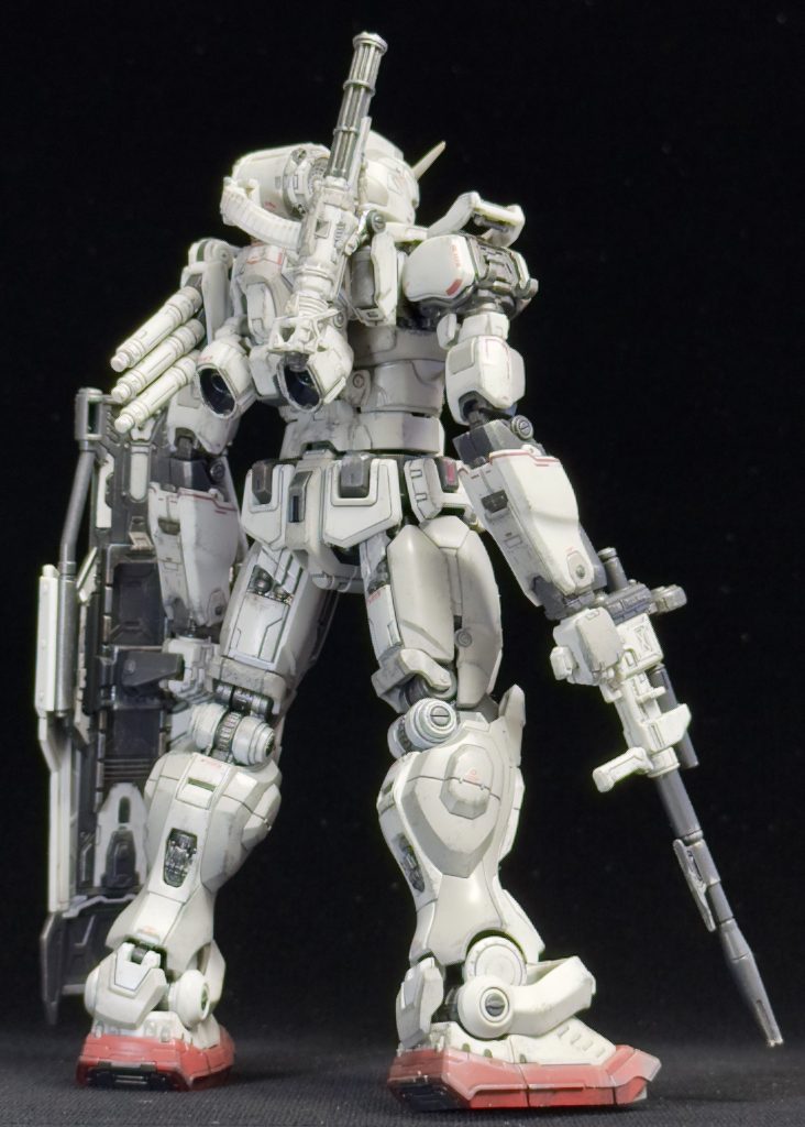 今回は設定より劇中の雰囲気を出したいと思い汚して完成させています。塗装も白系統の色は彩度を下げつつ明るめに。フレーム等のグレーはメタリック色を混ぜつつ逆に濃く調色しました。メタリックカラーを使った差し色にもいつものシルバー、ゴールドではなく、彩度の低めなカッパーとスターブライトアイアンを使っています。また、上半身に対して下半身にマークが無さ過ぎて寂しかったので、追加で最近スジボリ堂さんから発売された注意書きマーク02の赤を少量貼ってます。他のデカールと違ってとてつもなく小さいので、1/144のキットに貼るのは持ってこいな商品でした。