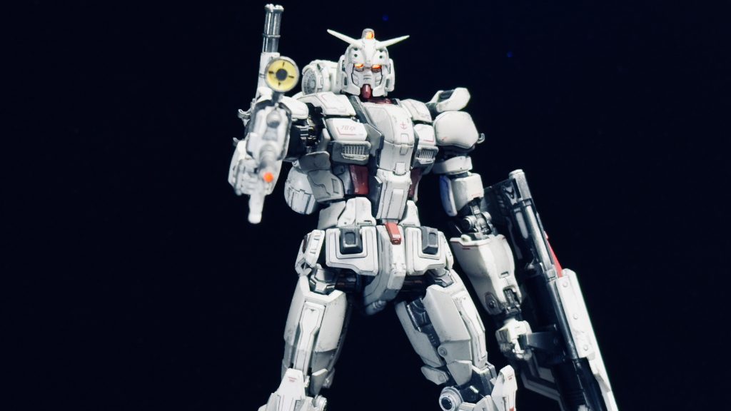 ビームライフルも陸戦型ガンダムのものにデザインが似ています。蛍光塗料が楽しくて銃口にも塗ったのですが、思った以上に光らずちょっと残念でした。