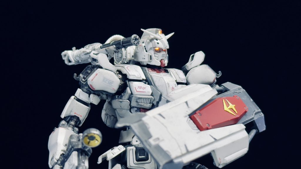 ショルダーガトリングは口径が小さめなのかザクの装甲は抜けませんでいたが、鍔迫り合いをしてる相手に浴びせたりと牽制用というにはあまりにも殺意の高い武器でした。キットの方もフレキシブルに動きます。