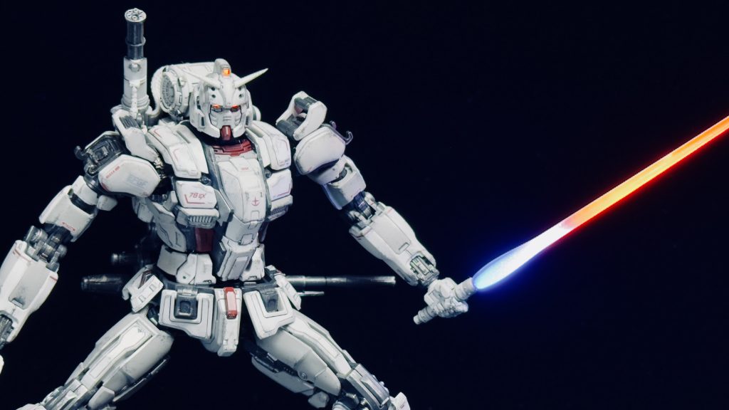 今回一番再現したかったビームサーベル今迄ありそうで無かった温度差の表現に脳を焼かれ、この為に蛍光塗料とブラックライトを購入、使用してみましたが、電飾するよりも強く発光してくれて感動しました。ただ、センサーに使った蛍光レッドとビームサーベルに使った蛍光ピンクが光ってない時は別の色なのに、実際に発光させるとほぼ同じ色味(オレンジっぽい色)になったのが誤算でした。