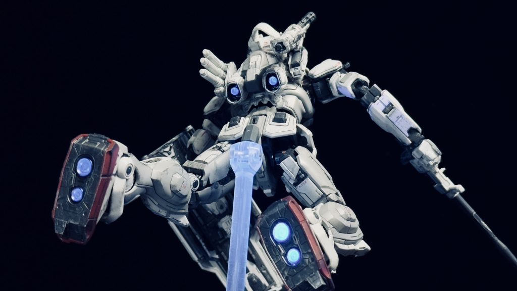 スラスター類にも蛍光塗料を使ってみましたが、こちらも割といい具合に光ってくれました。ただ蛍光クリアと蛍光ブルーを使い分けてみたもの、こちらも実際の発光はどっちもほぼ同じ色だったのがちょっとショックでした。