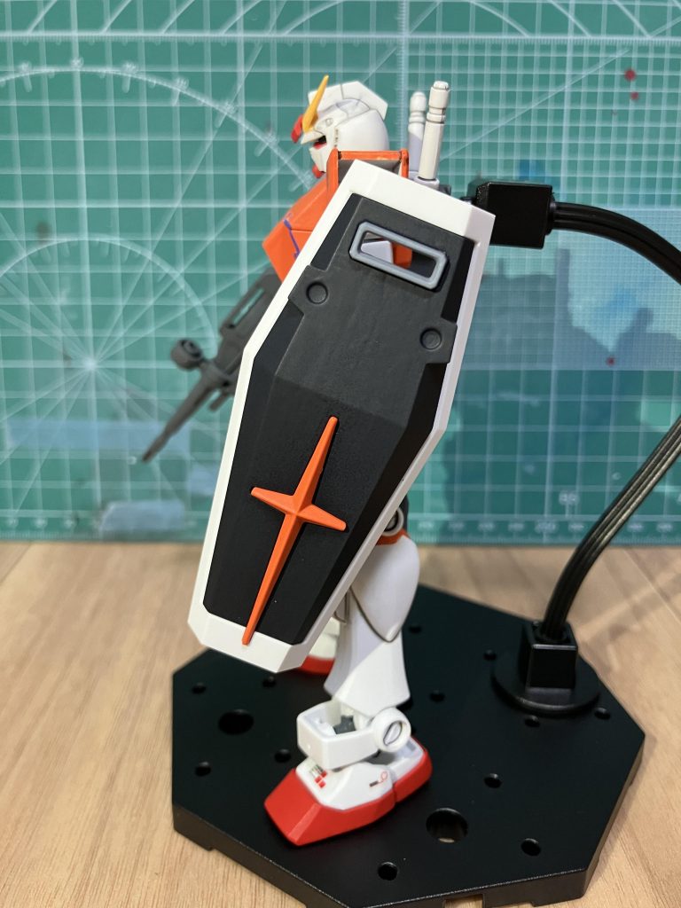 シールドはマイフリダークブルー。この色結構気に入ってます。相変わらずエアブラシは稼働停止中なため、白部分以外の筆塗り部分塗装です。