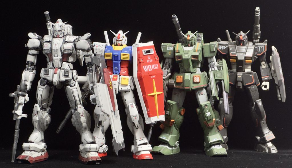 うちのRX-78シリーズと並べて気付きましたが、背中に射撃武器着けてる奴ばかりだ...。一応サイズとしてはEXがちょっと高くて(ガンダム18m、ガンダムEX18.5m)、同スケールでもそれが一応再現されています。デザイン面もEz-8との共通点が挙げられていますが、それ以上に骸骨のような意匠と全身の彩度の低さ、圧倒的白の多さから全シリーズ通してもかなり浮いてると思いました。