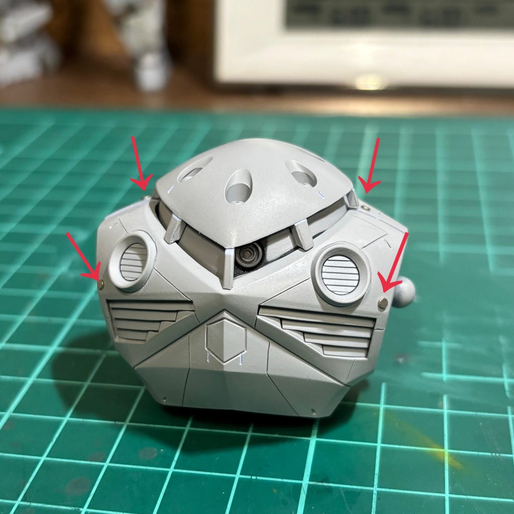 矢印の場所に磁石を埋め込んでいます。少しはみ出るように固定し、デティールアップもかねています。 後々特殊任務用装備を制作し、磁石の場所で固定できるようにします。 スジ彫りも頑張りました٩( 'ω' )و