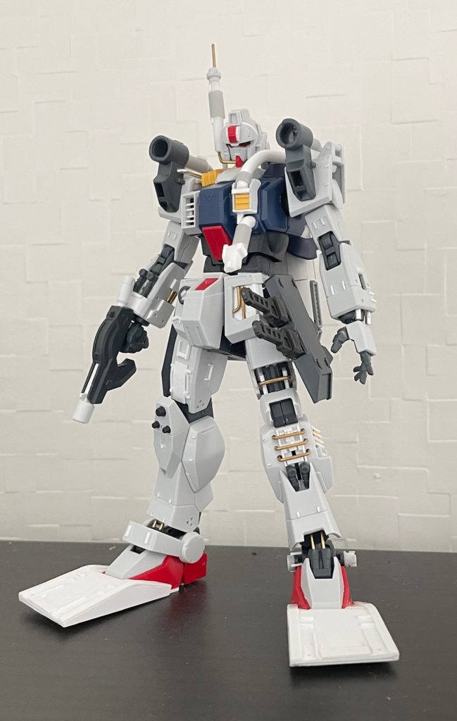 塗装前の時点で。装備類はスキューバダイバーを模したものになっています。足部のフィン、背中のタンク、腰部のダイビングナイフ、肩周りから胸部のインフレーターホース、シュノーケル風の頭部、ここらへん。