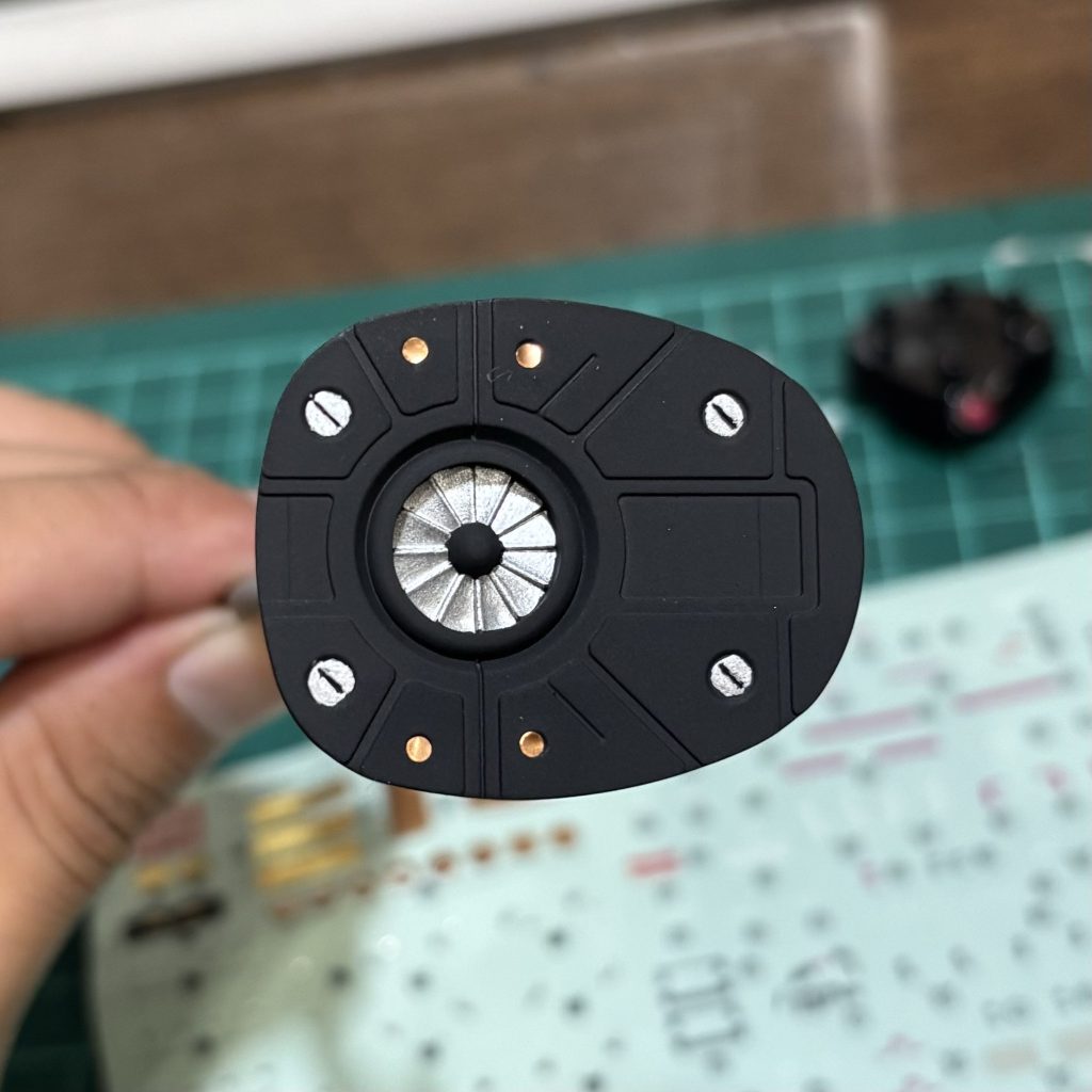 足裏にはRGガンダムのリアリスティックデカールを貼っています٩( 'ω' )و お手軽に金属感をプラスできておすすめです٩( 'ω' )و