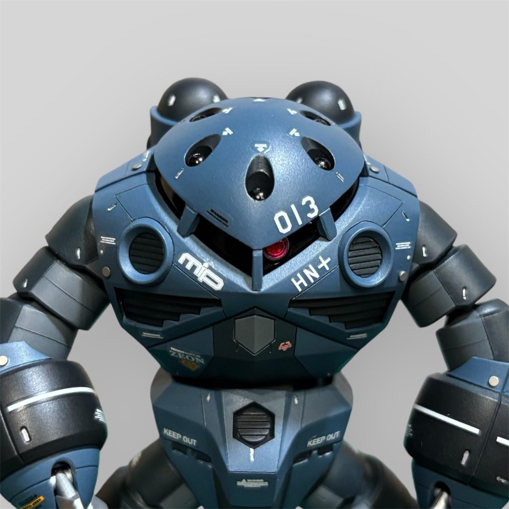 MIP社のデカールが見つからなくて、 1/100シャア専用ゲルググのデカールを探しまわりました😭 製造会社のデカールは必ずどこかに貼りたくなりますよね٩( 'ω' )و 他にも私の誕生日の日にち、 13日をどこかに入れるようにしています。