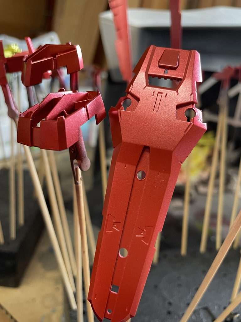 本体の赤とエールの赤の塗り分けですよく見たら分かる程度下地を黒とグレーで分けただけで、同じGXメタルレッドを塗ってるのであまり違いは現れないかな(￣▽￣;)