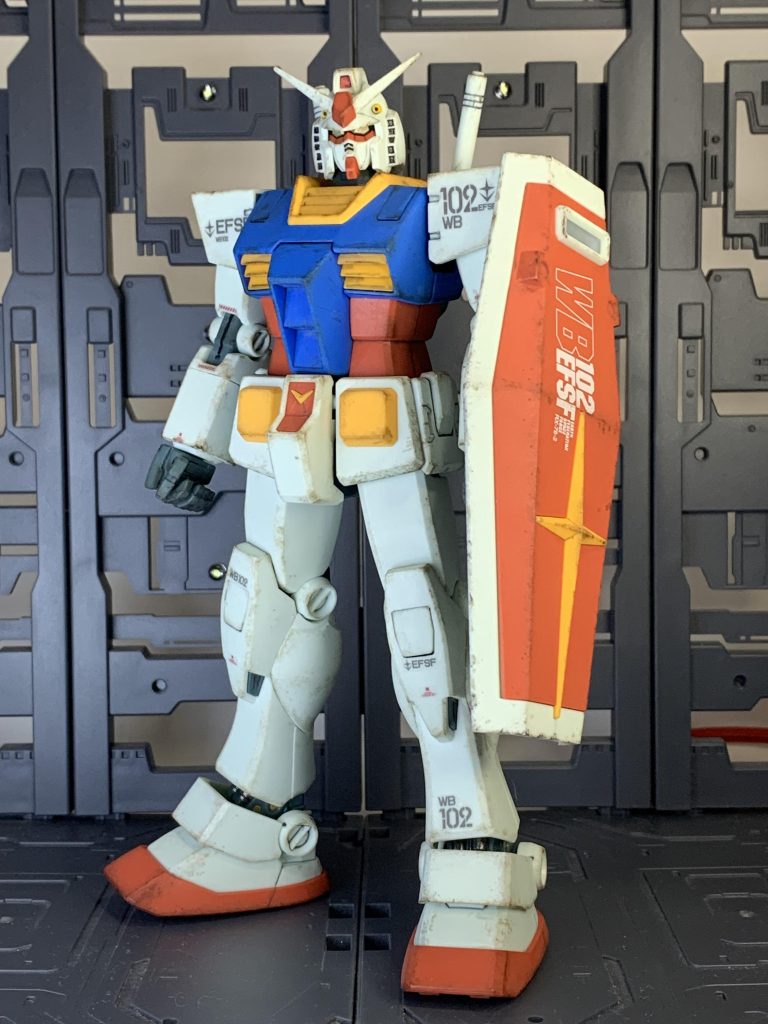 このキット、装備パーツはビームサーベルしか付属してません。シールドは付いていますが持ち手が無いので他のキットのシールド持ち手を加工して持たせています。本当はもう少し上に上がった状態で持っている方が好みなのですが💦