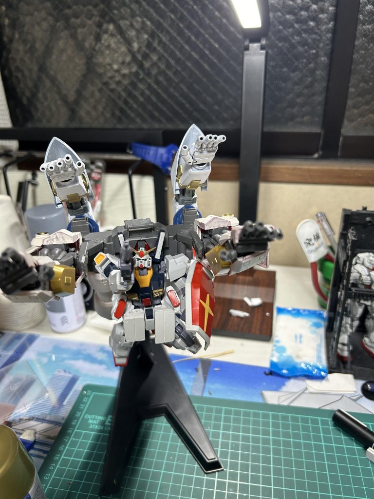 5・6本目の腕はジオングからです。肩のジョイントを無理矢理ユニットに穴あけてブッ刺しました。←何事もなかったかのように腕をさらに生やすヒト…余った肩外装は二の腕に装着してシールド(?)がわりにしますた。