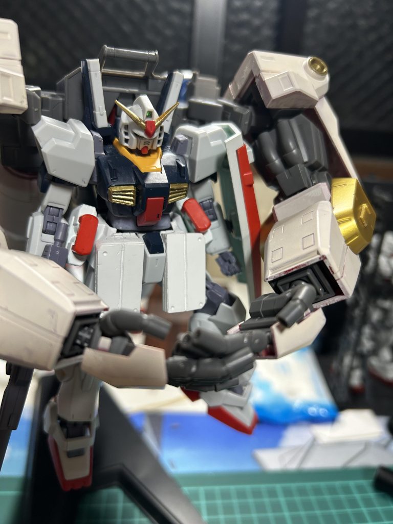 このでかい腕はサイコガンダムMK-Ⅱ(もとはティフォエウスガンダムキメラ)から持ってきました。コアのガンダムMK-Ⅱは主にバックパックと腰回りを改造😎
