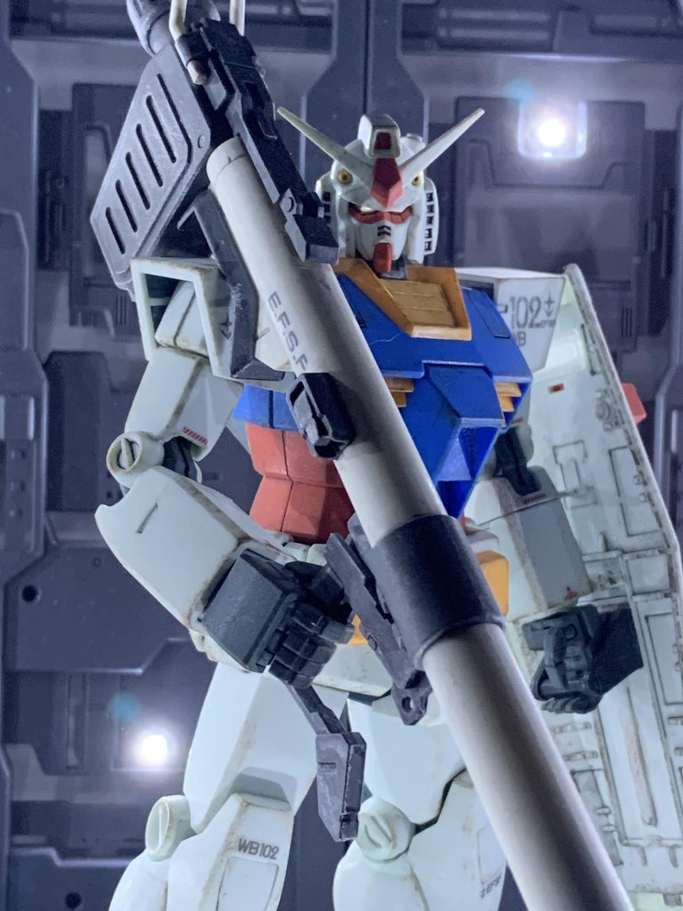 部分塗装とスミ入れ、多少の汚しくらいしかしてませんが、目（カメラアイ）はゴールドを下地にガンダムマーカーのMEPEホロイエローで塗っているので光の加減によってはカメラが点灯しているように見えます。