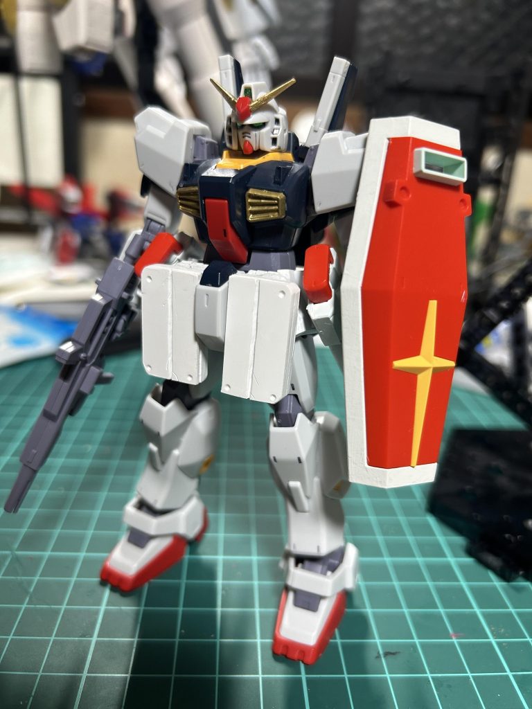 中の人ですね〜 中の人はほとんどMK-Ⅱまんまです。ただ、フロントアーマーはプラ板積層で作りました!両サイドのミサイル(?)はジムⅢからもらいました。とりま火力盛っとけって感じで2秒で考えました…あとシールドもジムⅢっす