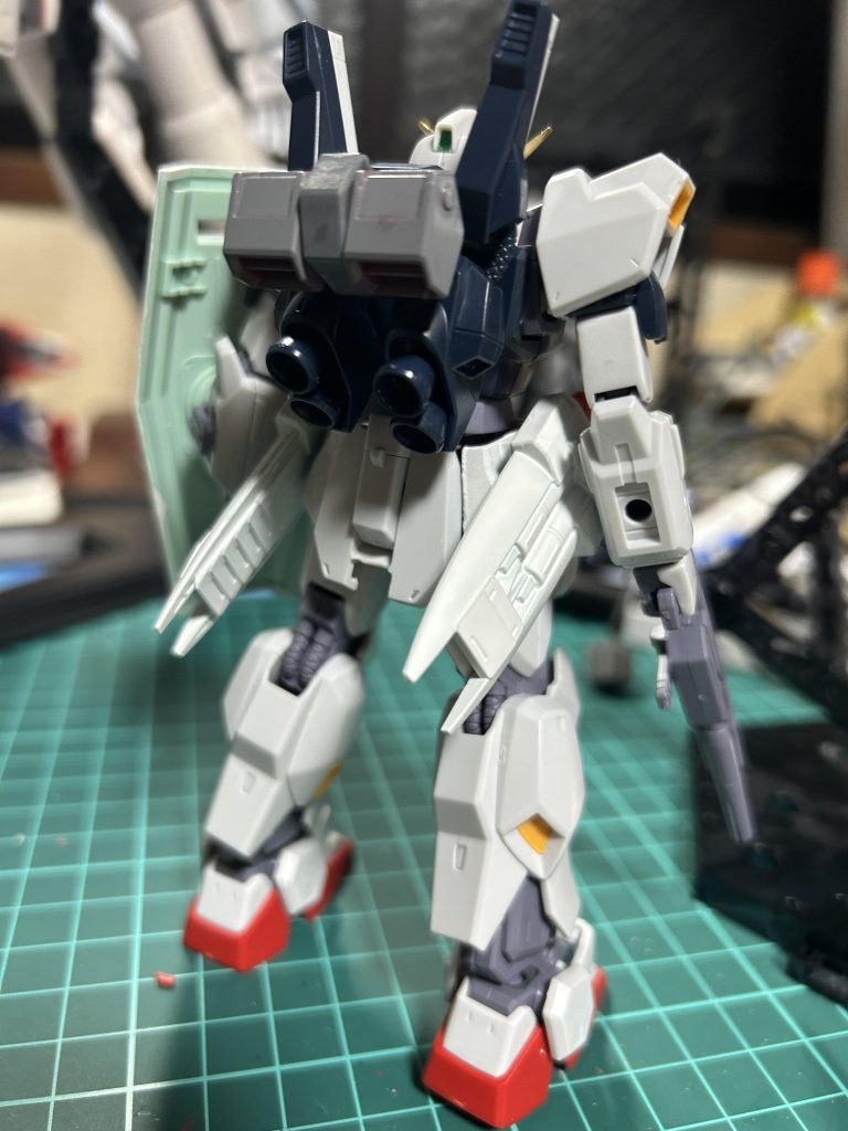 バックパックのジョイントはティフォエウスガンダムのをぶった斬って3ミリ軸ブッ刺して接続。これで推力もモリモリ……😏