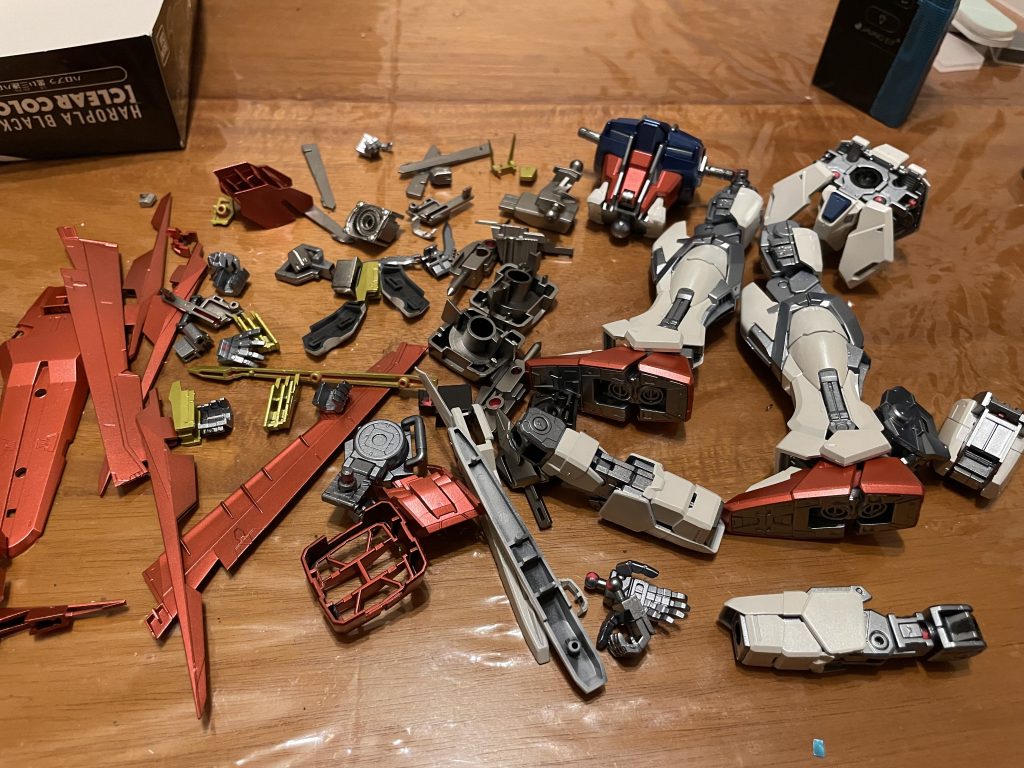 基本的に待てが出来ない性分なんで、塗って乾いた端から組み立ててました(そんなことするから塗料が禿げるんだ…)