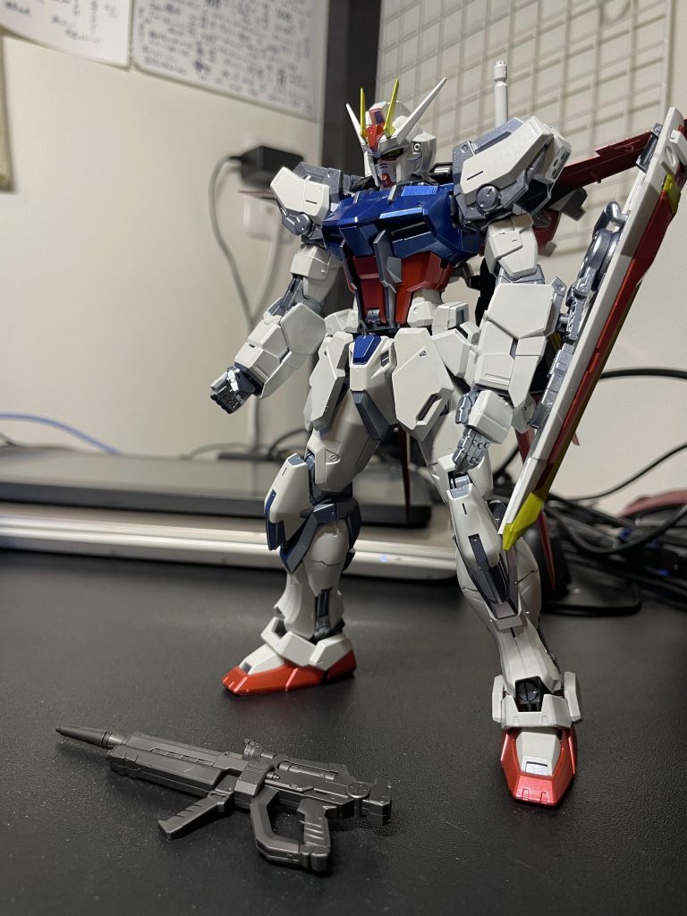 色はアニメや設定色をベースにスマホで調べて塗りました！フレーム:エヴォブラック→アイスシルバー白装甲:エヴォブラック→グランプリホワイト→パールホワイト赤装甲:エヴォグレー→GXメタルレッド青装甲:エヴォグレー→GXメタルダークブルー黄色パーツ:エヴォグレー→GXメタルイエロー白装甲にはパールをかけてみました！GX塗料ほんと発色いいからついつい多用しちゃうんですよねw