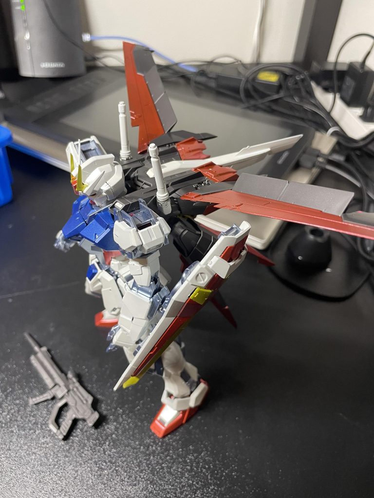 この上からのアングルいいよねぇ✨️個人的にエールストライカーは、ストライク本体と別解釈なので、ちょこちょこ色変えたりしてます！フレーム:エヴォブラック→スーパーアイアン2白装甲:エヴォグレー→グランプリホワイト→パールホワイト赤装甲:エヴォブラック→GXメタルレッド黒装甲、ビームライフル:エヴォブラック→グラファイトブラック黄色装甲:エヴォグレー→GXメタルイエロー