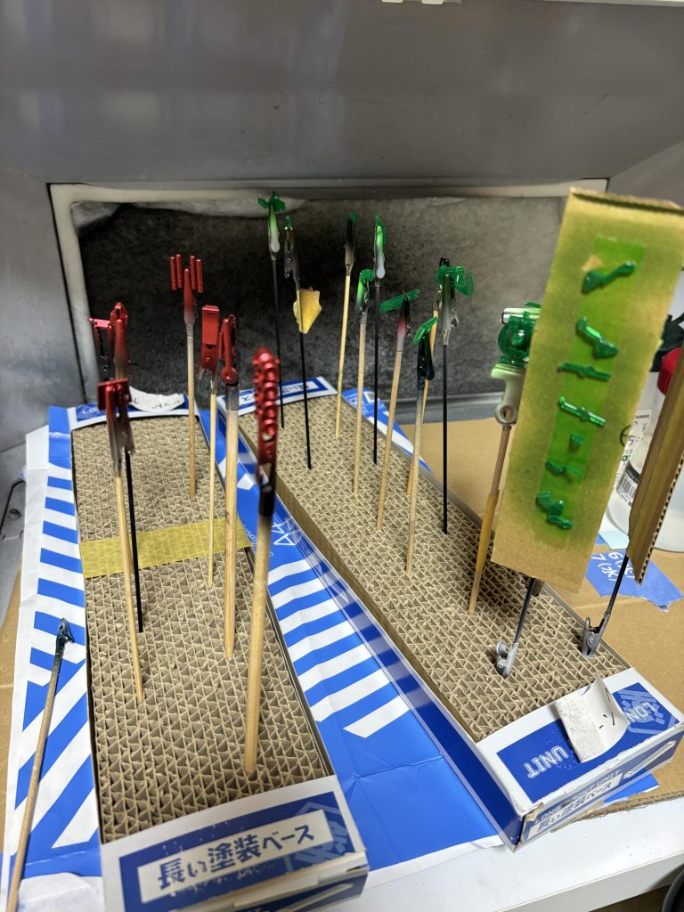 赤パーツ:サーフェイサーエヴァブラック→プライリーメタルレッドクリアグリーン:下地なし→蛍光イエローグリーンそのほか、関節系はスターブライトアイアンで塗装