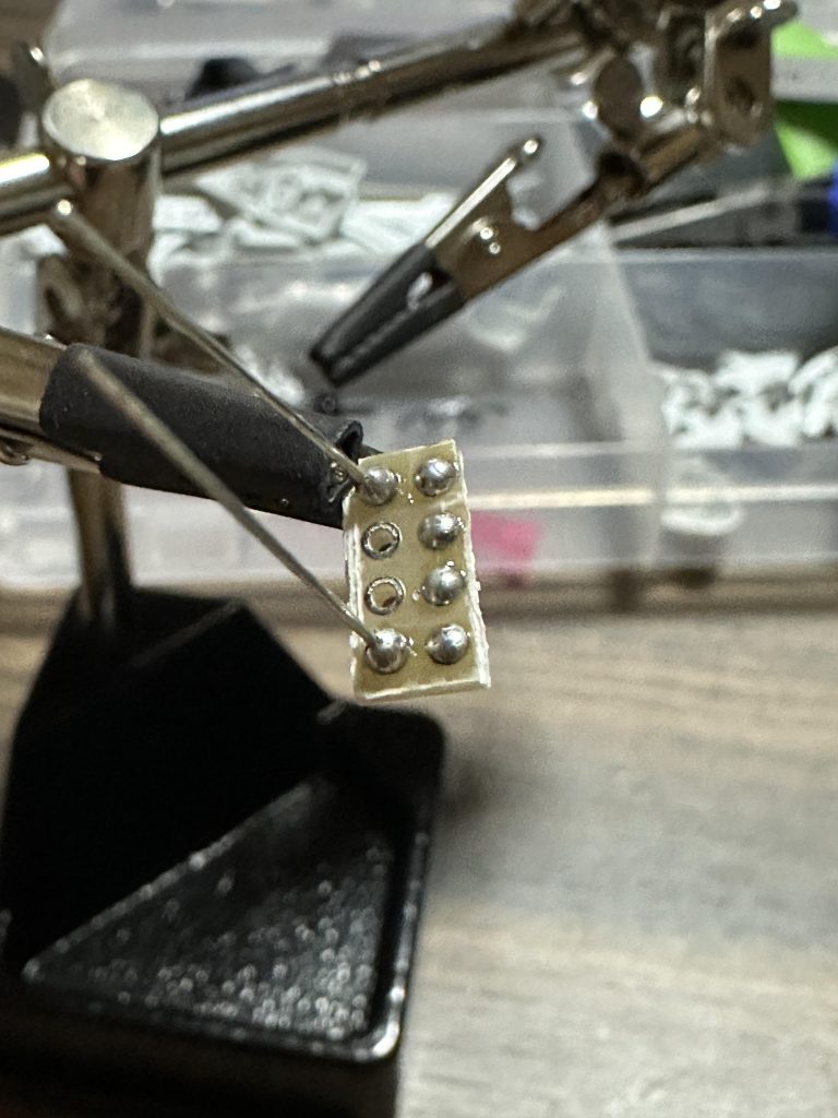 バックパックの中にこの基盤が入れてあります結線前ですが写真の足の出てる部分がCRDです