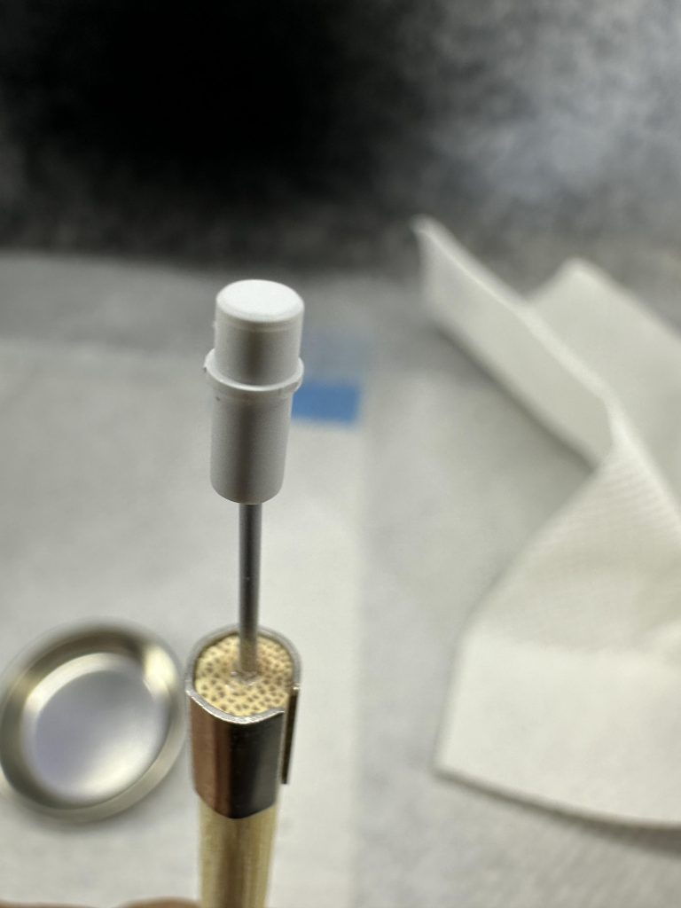 このダボ、塗装は平らな面だけにしとかないとダメです入らなくなります無理に入れてポッキリいきます笑