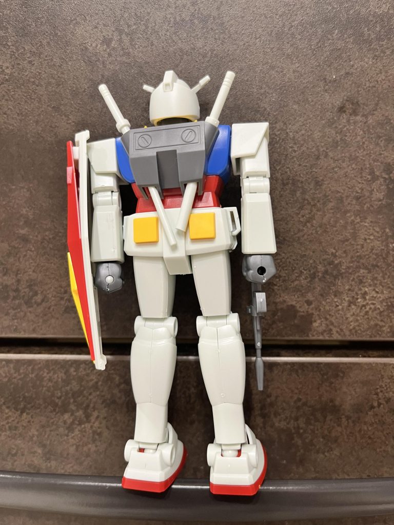 昔キットの背中を再現‼️これをしたかったんです。今回唯一手を入れたところです。サーベル一本のみなので、右はランナーです。サーベルを切って収納するのが普通なんでしょうが、切ったらブンドトできなくなるでしょう？昔の少年がサーベル切ることなんてできず、オモチャな背中になりました。