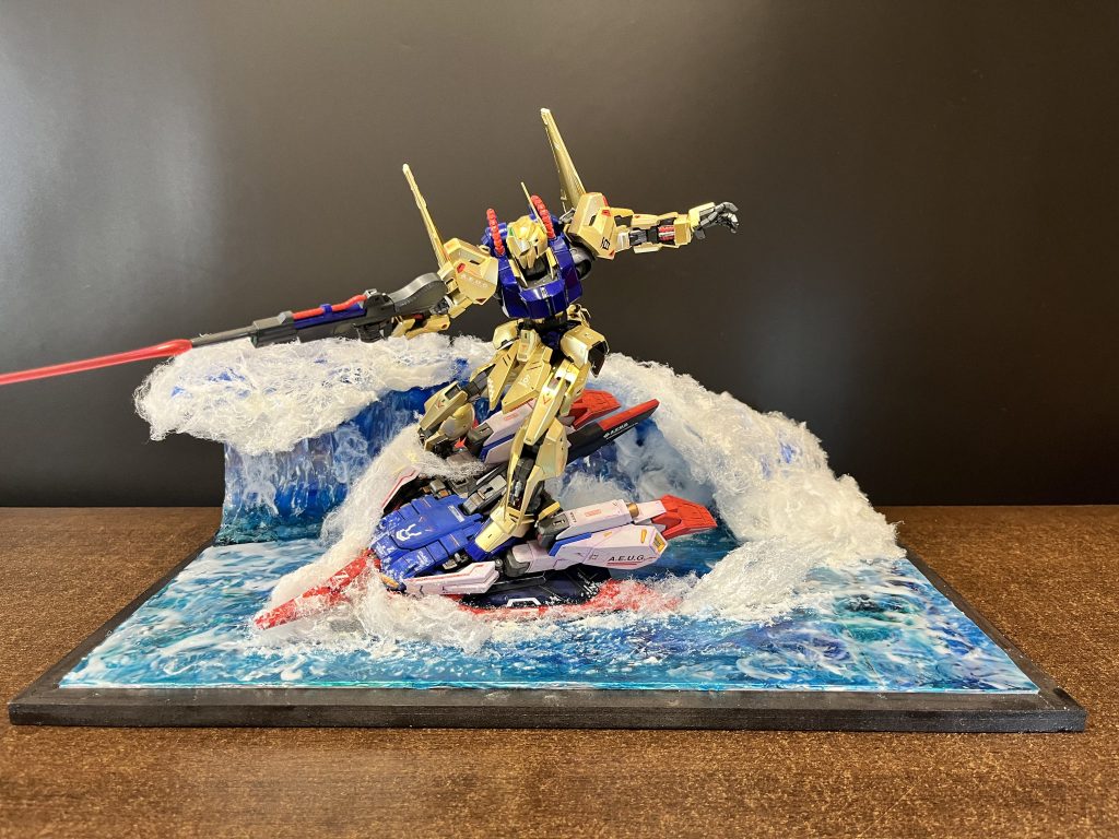 正面からA3サイズで我が家にはだいぶ大きいです。MG二体のジオラマなので仕方なし。迫力はありますよ⭐️