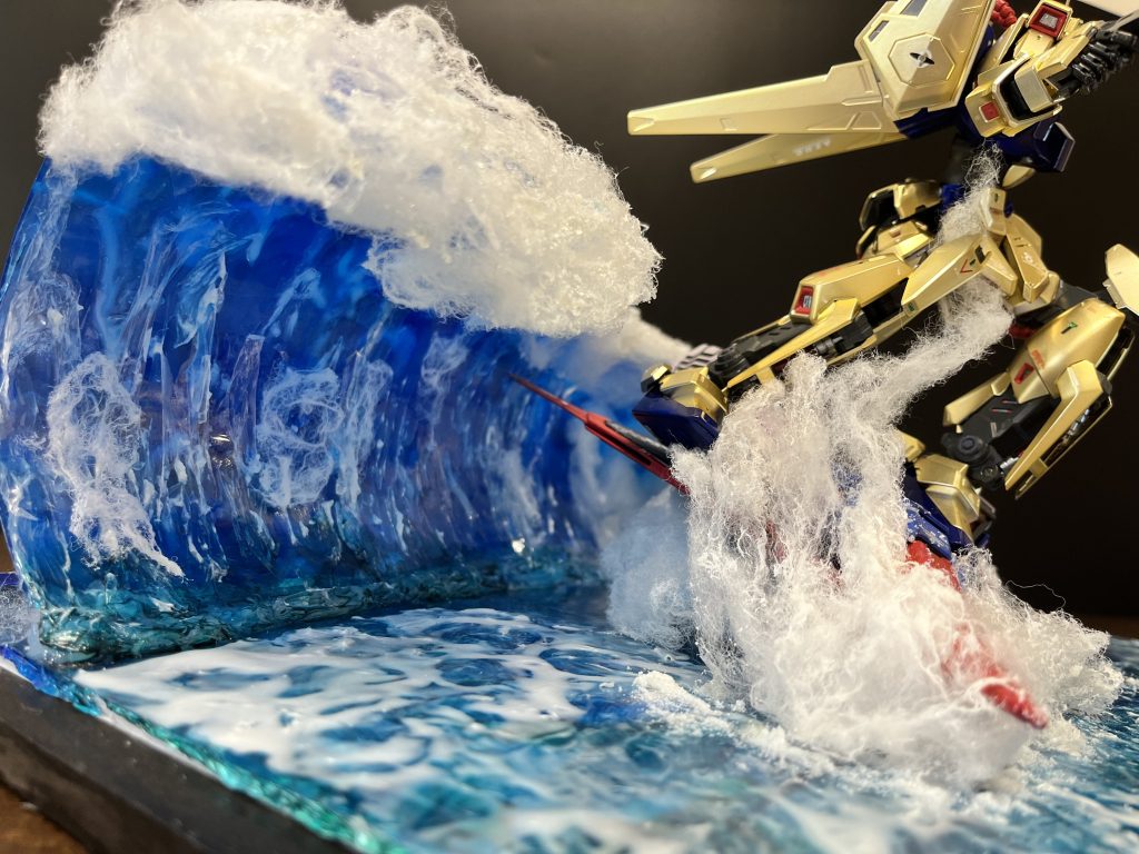 傾くウェーブライダーは水しぶきを纏わせたスタイロフォームに固定せず乗っけています。ビッグウェーブはDAISOで買った円柱形のプラ容器をカットしたものです。