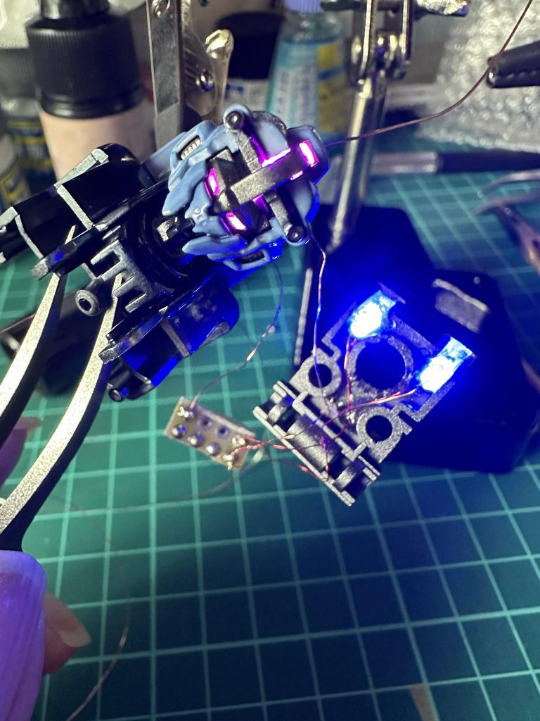 ざっくり結線してみて点灯テストバックパックのLEDは3ミリ砲弾型LED予定してましたが全然入んなかったので1608とクリアレジン使って2mmくらいの円筒形LEDを作って仕込みました断線怖いのであちこち削ってます