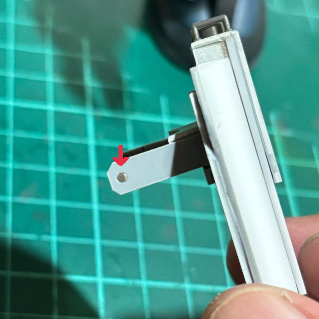 今回は腕に武器をとりつけたい！ので、武装側にもネオジム磁石をつけます。これで、簡単に脱着できます٩( 'ω' )و