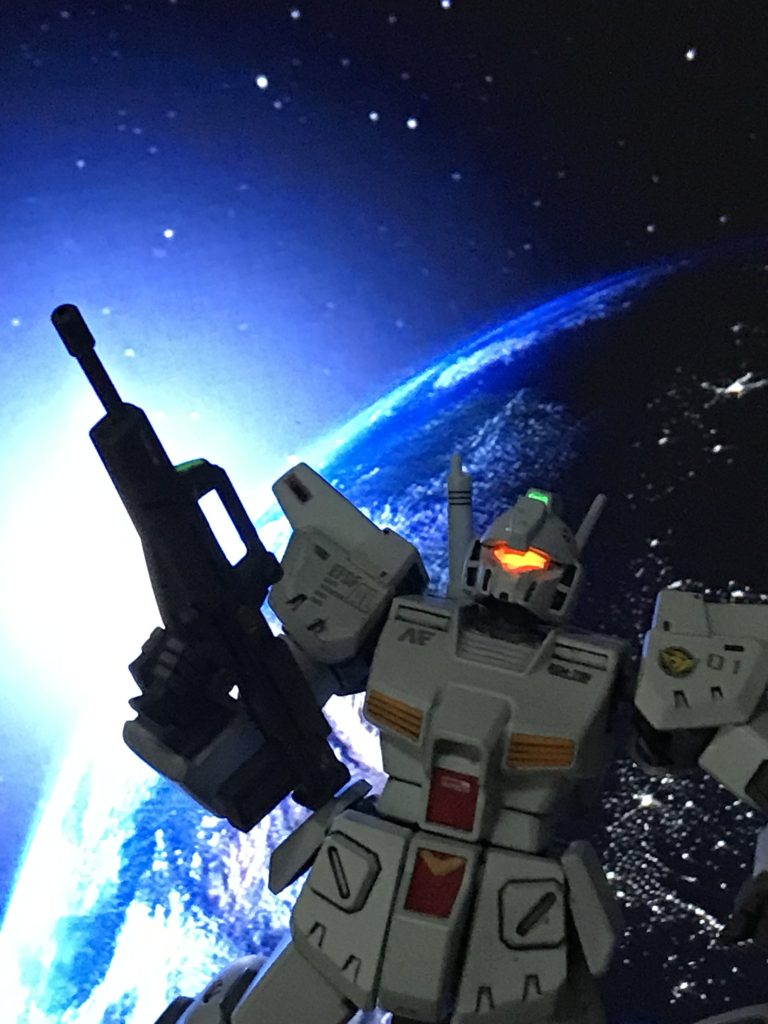 シナプス「ツケは高くついたなっ、もはやこれまで。戦域を離脱するっ」アルビオン隊は離脱を決意する。「ウラキ中尉っコロニーは分解を始めています。早く脱出してください。聞こえますか？我々は最善を尽くしたのです・・・。」ウラキ「こちらウラキ。今コロニーを出た・・・。なにっ？」ガトー「腐った連邦に属さねば、貴様も苦しむことはなかったろうに・・・。」ウラキ「待っていたのかっ、俺の為に・・。」コロニーを離脱したガトーとウラキは最後の戦いに挑む。その中怒りが収まらないバスクは残存したソーラーシステムにより戦闘中の2機を狙撃する・・・。バスク「奴らを一撃せねば収まらんっ！」閃光が走る。 