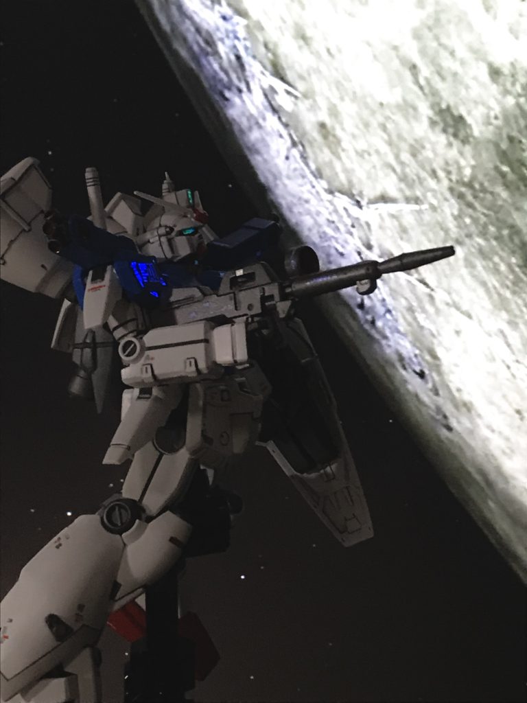 宇宙に上がったアルビオン隊。デラーズフリートの宣戦布告を受け、戦争状態に突入する。シーマとの戦闘で1号機は大破となり、茫然自失のウラキ少尉。フォンブラウンのジャンク屋ケリーさんと出会い、自分が何をするべきかを見出す。だが、パイロットとして復帰したウラキの前に立ちはだかるのはケリーさんだった・・・。月面での戦闘が繰り広げられる。