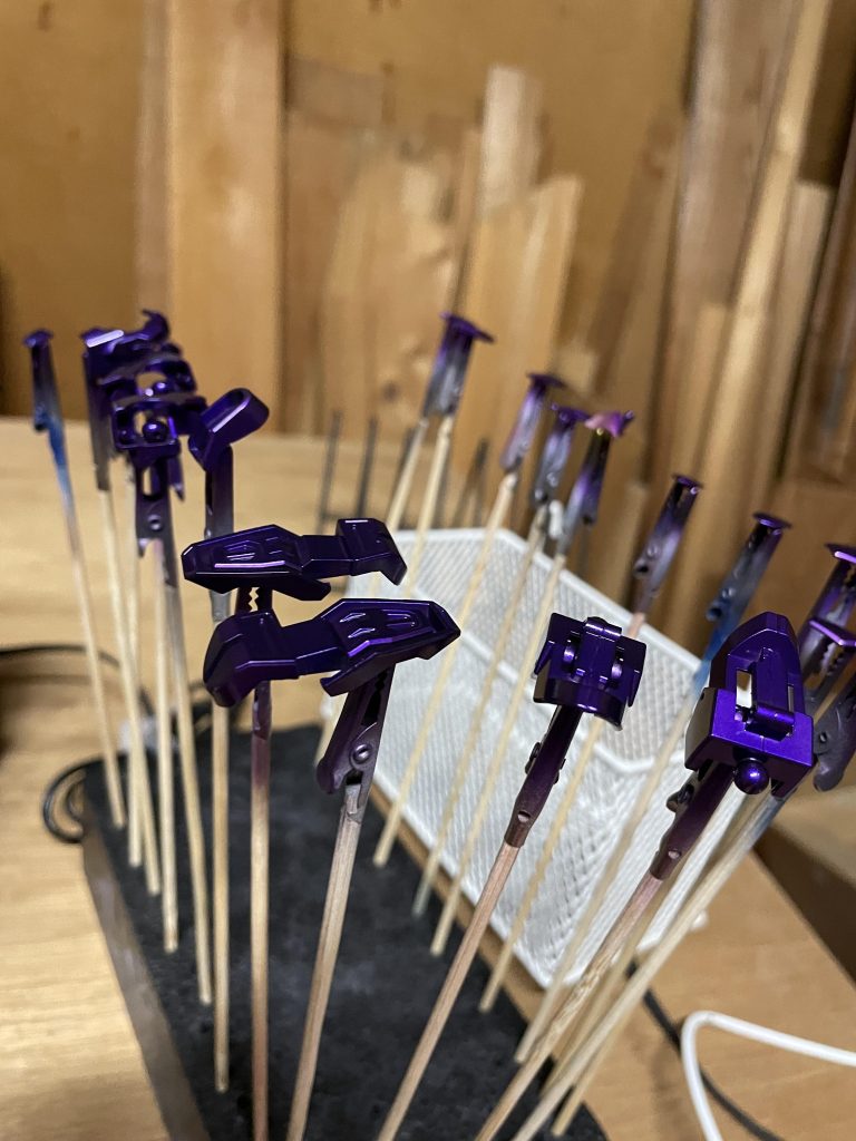 装甲のキャンディ塗装も上手くいって良かった!いつもメタリックに甘えてたから、今回はクリアパーツの塗装に初めてクリアカラー使ったり、初のキャンディ塗装だったりと、初めての事ばかりでしたがいい勉強になりました😊