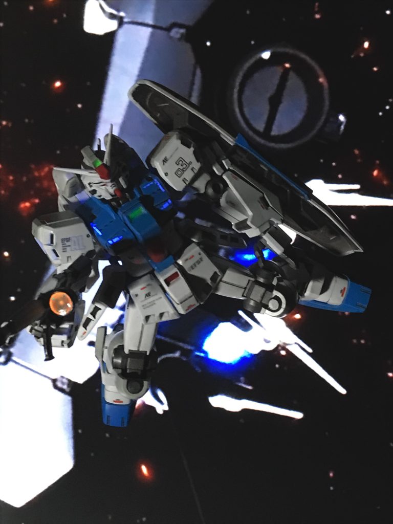 モーラ「これがモビルスーツだっていうのかいっ」ウラキ「くそぉ、オートの切り替えのタイミングがぁ」複雑なシステムに翻弄されるアルビオンクルー。その間着々とコロニーは地球に向けて進行していた・・・。ガトーと共に・・・。