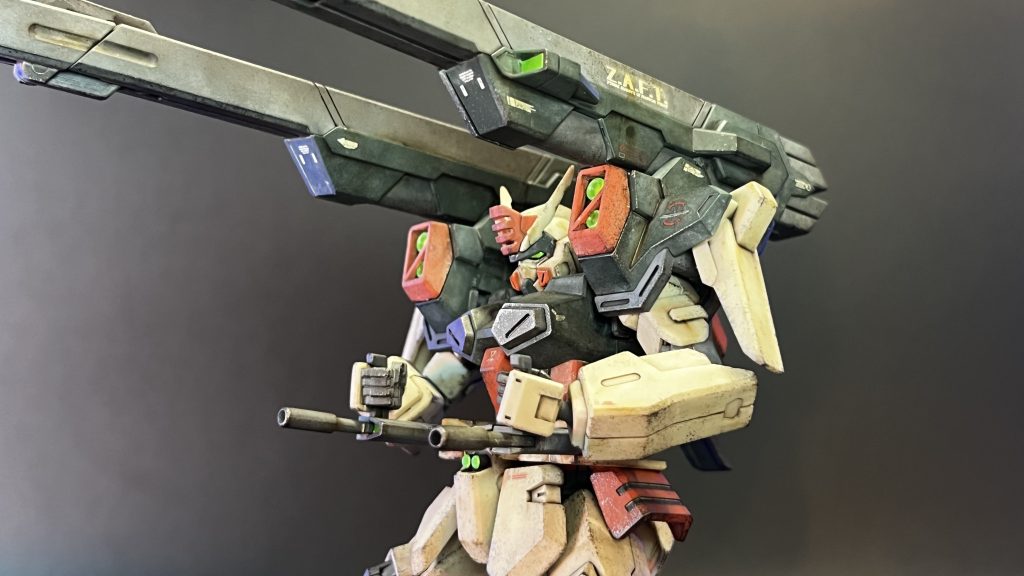 全体的に退色表現してからのウェザリングを施しました！主に雨垂れや、サビ垂れなどでがっつり汚しました！