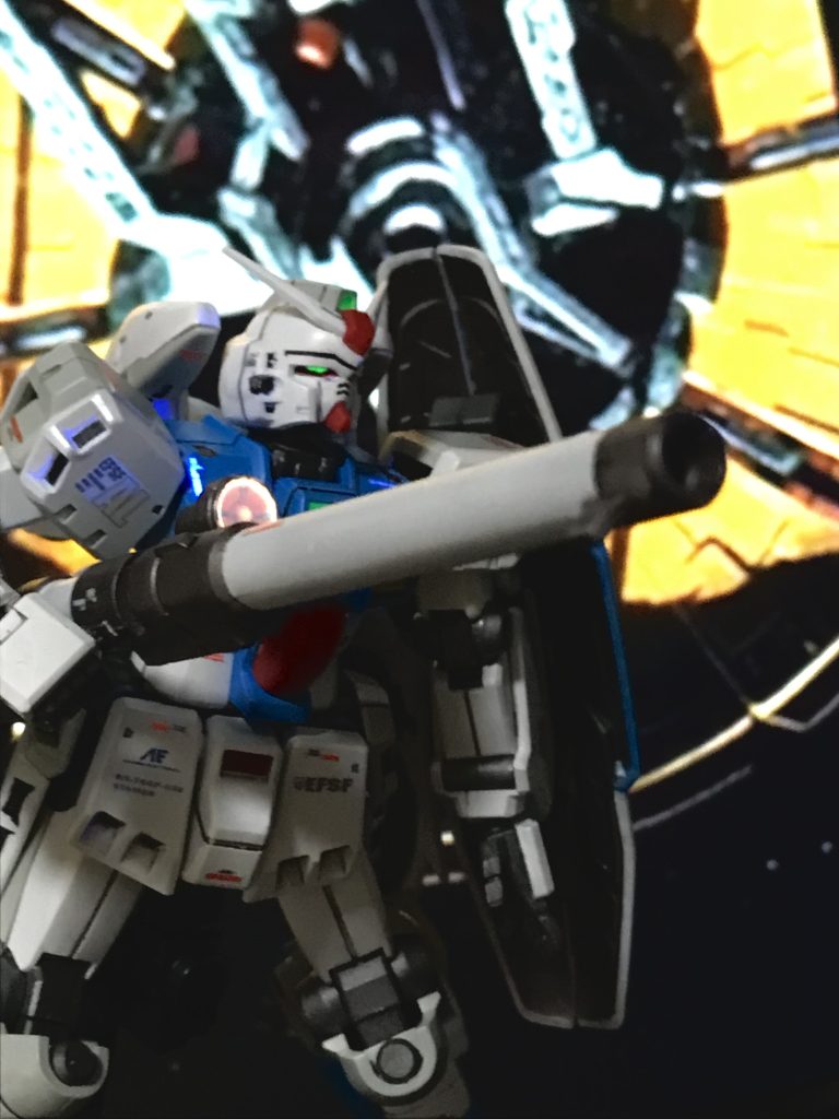 追撃していた連邦艦隊の推進剤は切れ、阻止できる位置に居るのはもはやアルビオン隊のみとなる・・・。混乱の中３号機を何とか受領し、ウラキ中尉は3号機の調整に入る。その中ガトーも中立の立場をとっているアクシズ艦隊より、モビルアーマー、ノイエジールを受領していた・・・。