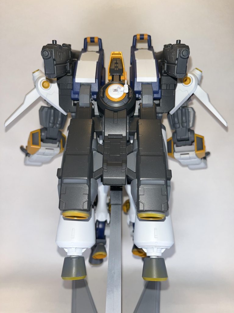 二つ目は膝下のドラゴンヘッドの部分。重力下での自立を想定していないデザインである点は気にならないのですが、ドラゴンの顔がついているというのがモビルスーツっぽくなくて嫌。なので目を塗りつぶして、顎にあたる部分は取り付けませんでした。結果としてファンネルを取り付ける部分も無くなったのでオミット。三つ目はバックパックから生えているキャノンの銃口が小さいこと。ビーム兵器を装備していない、オルフェンズの世界観ではそれで良かったですが、大型機体にあの細い銃身はアンバランス気味。なのでプラパイプで銃身を作り直しました。