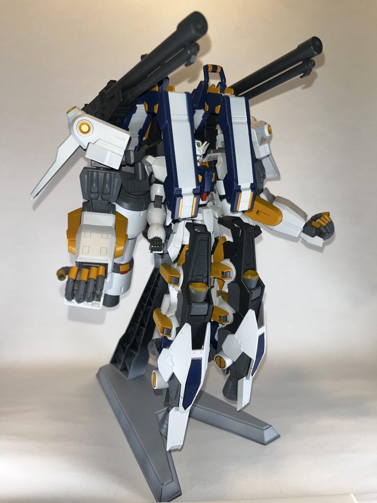 カラーリングはTR-6ウーンドウォートのギガンディックアーム・ユニット形態を参考にして、TR計画にあってもおかしくないようなものを目指しました。が、イエローの配色を増やし過ぎたのかなんか違う。難しい。ガンダム6号機マドロック味というかアトラスガンダム味というか。なので当初はティターンズのデカールを貼るつもりでしたが取り止め。また、ウーンドウォートの頭に付け替えることも考えましたがこのままでいいや。