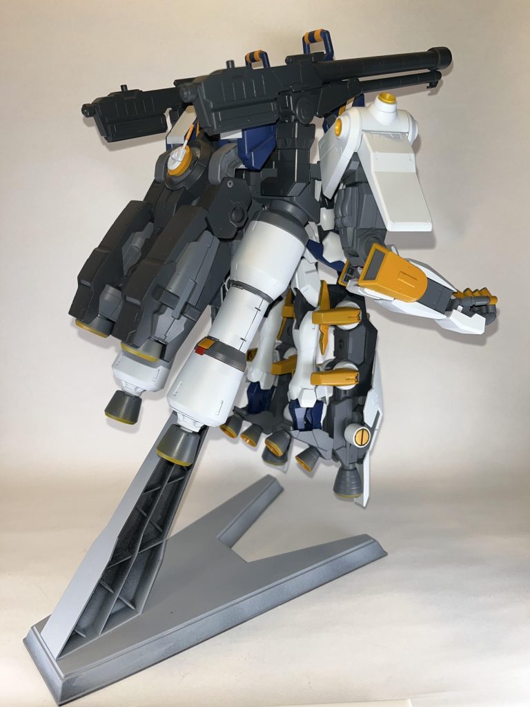 足にたくさんバーニアを追加したことで、高速機動型ザク（タコザク）のように見えなくもないかも。