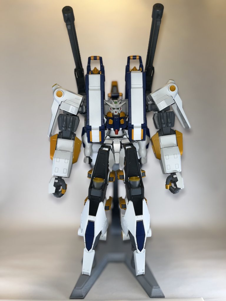 その後公開されたデザインは、私個人の好みからは大きく逸脱していました。ティフォエウスガンダム・キメラは、本体のベースとなるキットがラファエルガンダムで、腕がサイコガンダムマークⅡ、バックパックと大腿部がクタン参型の部品の組合せ、膝から下はオリジナルのドラゴンヘッドで構成されています。まさにその名の通りキメラです。デザインで気になる点は複数あり、ひとつ目は本体となるティフォエウスガンダムのデザインがモビルスーツというよりは戦隊モノのヴィランのようだったこと。良くわからないトゲトゲした意匠があちらこちらに散見されました。このトゲトゲは余剰パーツとなる、ラファエルガンダムのパーツに差し替えることでいくらか抑制しました。