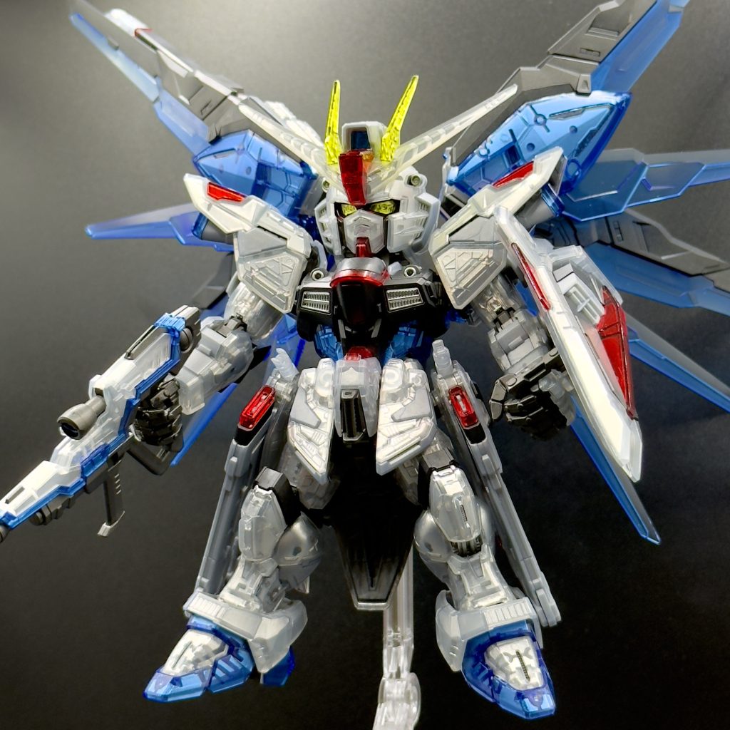 シルバーを吹いたことでMGSD特有のパーツ裏のディティールがはっきりします。ちょっと特別感出るというか、通常版では絶対に出せない表現ができるのはいいですよね。(まぁそれはクリアカラー素組でも同じことですが笑)