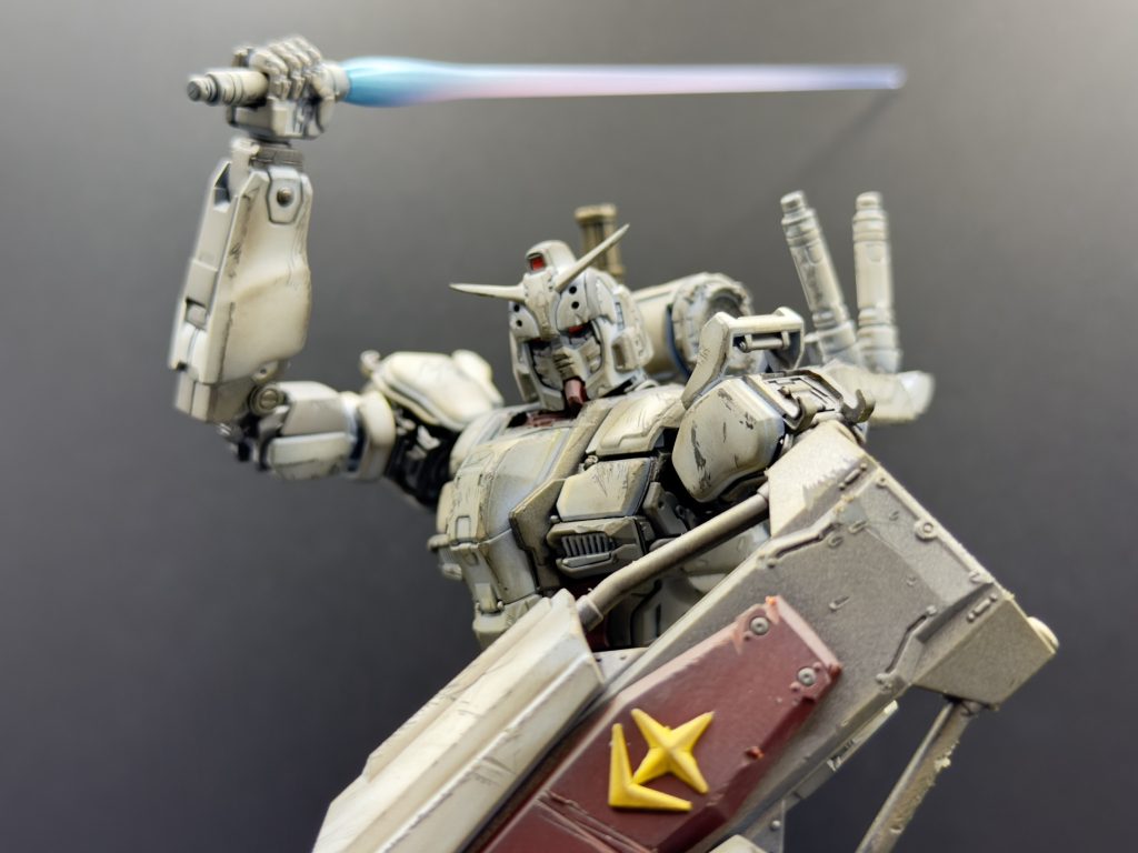 サーベルは原作に寄せて、ホワイトとクレオスの青竹色で塗ってみました。もうちょい塗ってもよかったかな?いやーこういうポーズが似合う。やはり殺意高めな方がいいですね。