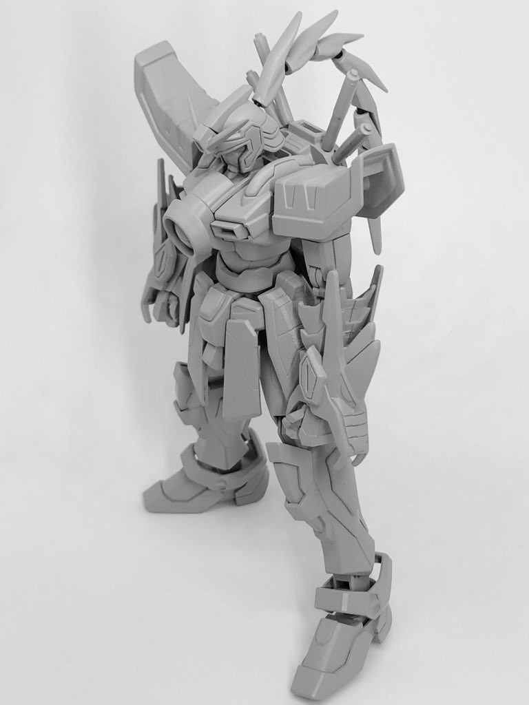 こちらが中間の改造型になります。脚はビルドバーニングガンダムを使用する予定でした。