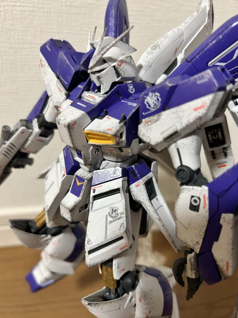 エッジ部分は白い部分を焼鉄色、紫部分をシルバーでチッピンク。全塗装はもう嫌ですが、今回は部分塗装を頑張りました。ファンネルのデカールはまじでふざけんな！破れやすい…5年分の神経を使い切ったです…普通のνの方がカッコいいですね…さすが宇宙世紀の集大成。