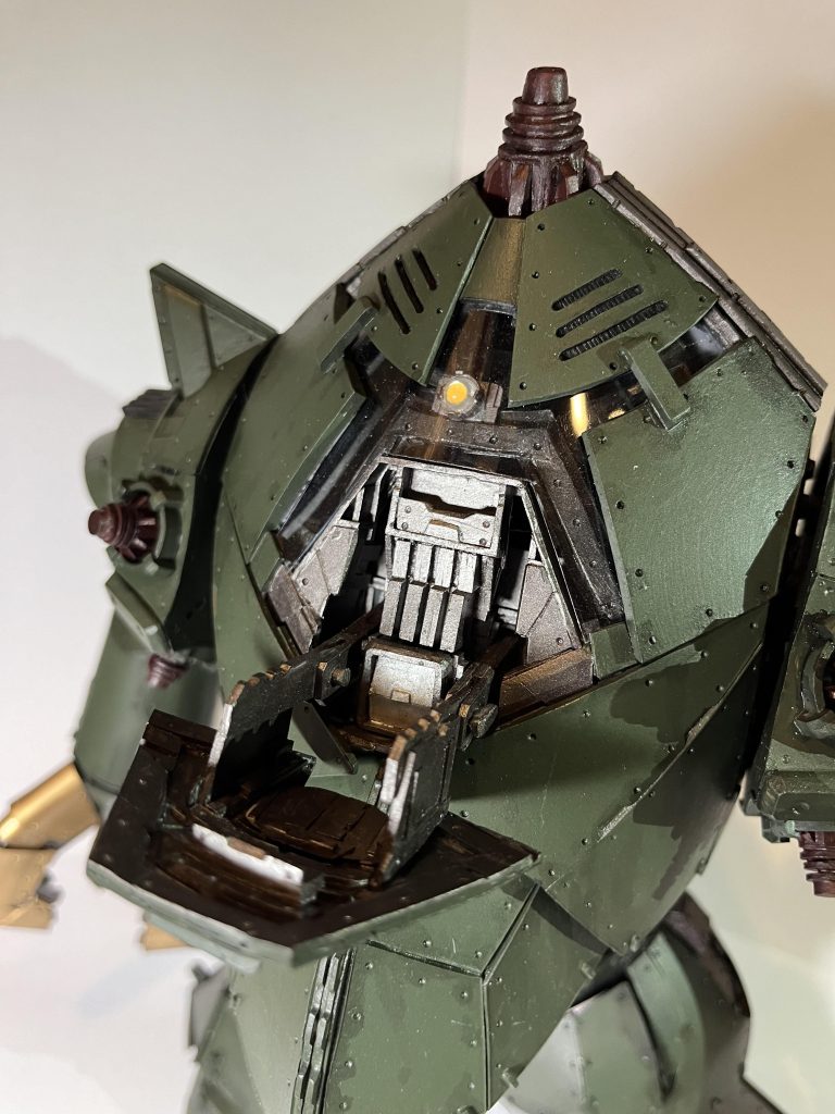 外装のコックピットハッチも開きますが、中の搭乗部分は開きません。