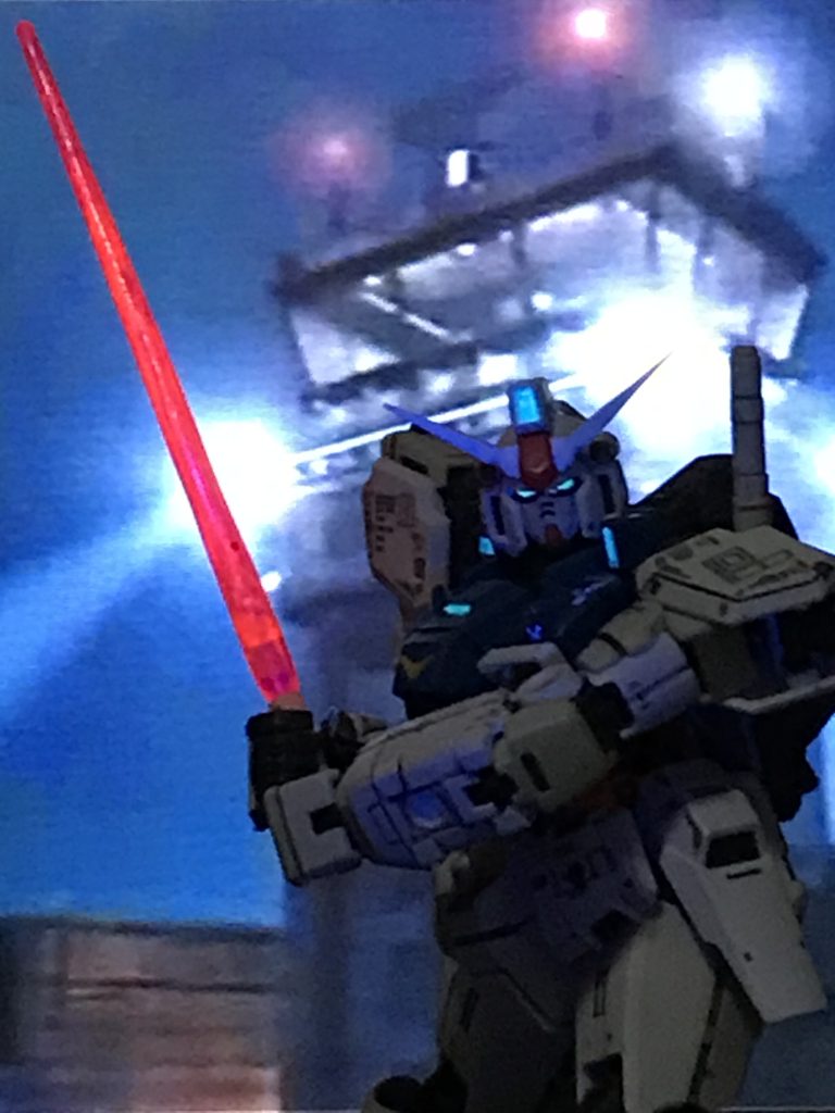 アルビオンの内壁を破壊し、逃走を図るガトーを、1号機で追撃するウラキ少尉・・・。「ここから出すわけにはいかない」サーベルを抜き戦闘態勢に入る・・・。