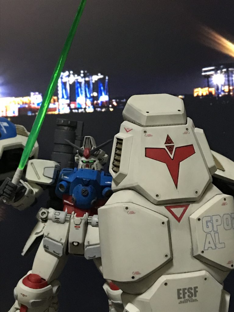 「フンッ、小癪な真似をっ・・・。邪魔するなっ!!」ソロモンの悪夢の異名を持つガトーが、ウラキ少尉に襲い掛かる。