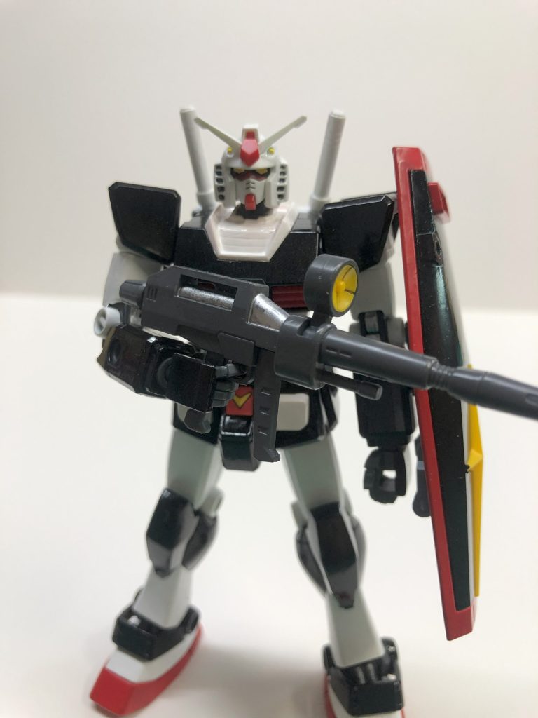 まぁ合わせ目消しはとりあえずすることとして、ちょっとした塗分けを今回は導入しております各部位に「シルバー」を放り込んでおります、いかがでしょうかあんなに安かったガンダムさんも高級感を漂わせております!本体価格は1000以下だったようなw色を添えたおかげであんなにx2特徴のなかった顔も際立っております!なんだかうれしそうちなみにヒザ周囲でなんだか黒と白のせめぎあいが起きているので後日修正予定であります