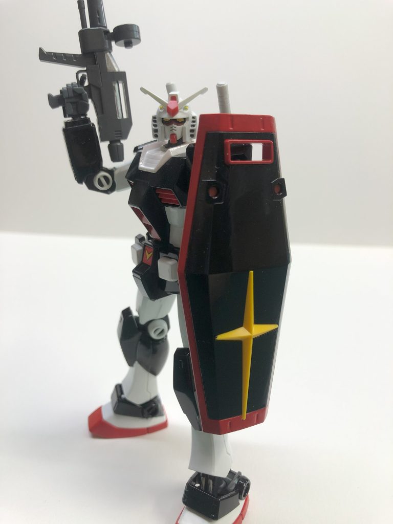 シールドも当然プロトタイプカラーに(裏側はサボりましたw)あとちゃっかり足首周りもシルバーを投下した結果あんなにx3チープだった部位もメカメカしくなっております!シールドにホコリつきまくり。なにサーベル?バズーカ?全部ハコの中だよ!!!!!